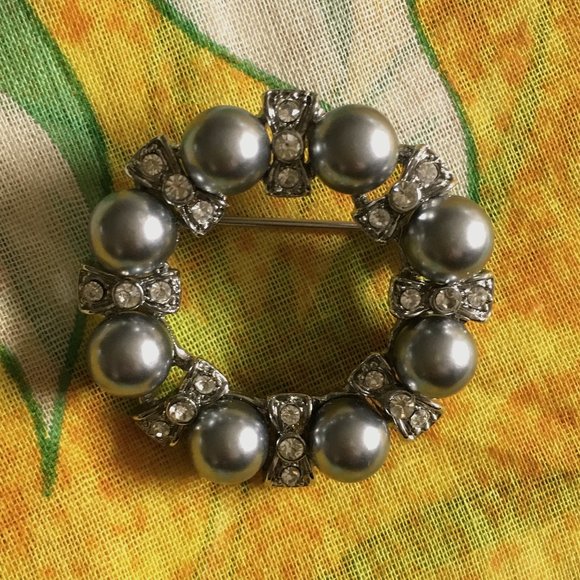 Vintage Silver Pearl and Rhinestone Costume Brooch - Picture 8 of 8